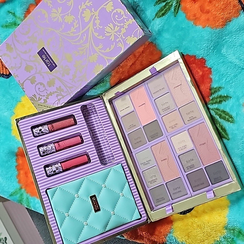 Tarte away oui go portable eyeshadow palette & collectors set